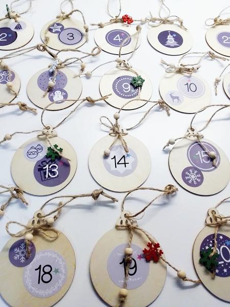 24 Weihnachtskugeln mit Zahlen und Holzdekor